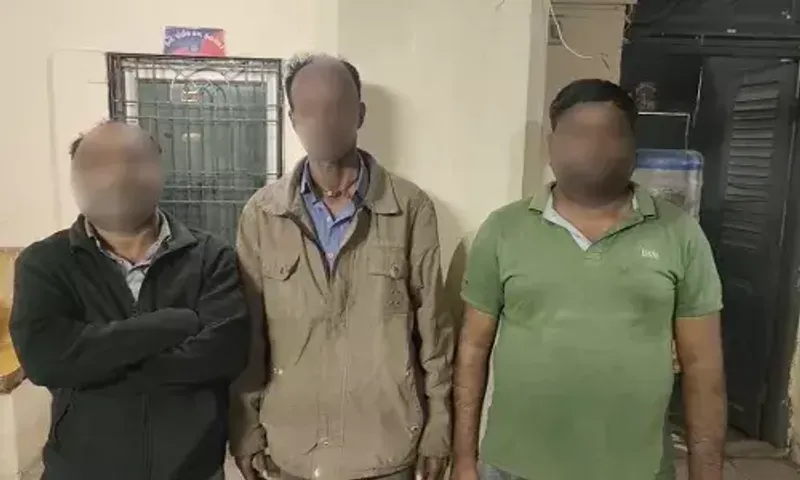 વડોદરા : રૂ. 40 લાખ રોકડા અને વિદેશી દારૂના જથ્થા સાથે 3 ઈસમોની LCBએ કરી ધરપકડ…
