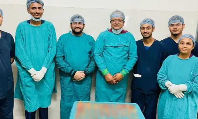 વડોદરા : આખું ટેબલ ભરાય જાય તેટલી ગાંઠોથી પાદરાના યુવકને SSG હોસ્પિટલના તબિબોએ મુક્તિ અપાવી...