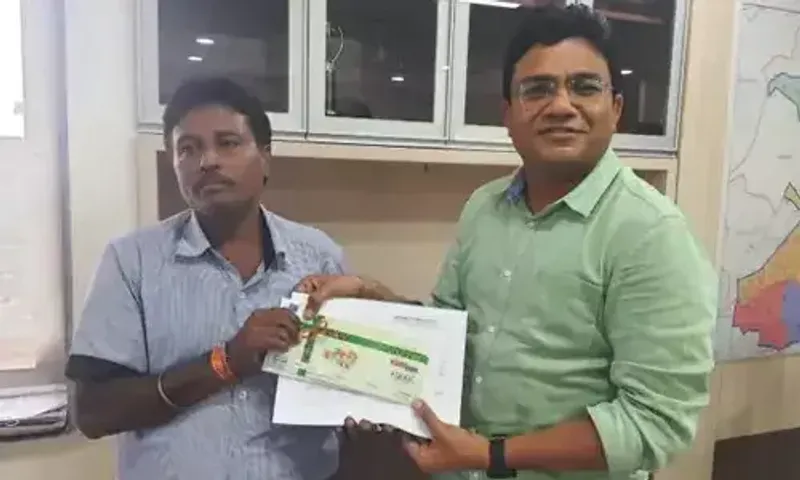 અમદાવાદ: BRTS બસમાં લાગેલી આગમાં 25 મુસાફરોના જીવ બચાવનાર ડ્રાઈવરને ઈનામ આપી સન્માન કરાયું