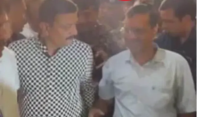 રાજકોટ : ગરબા ઈવેન્ટમાં અરવિંદ કેજરીવાલ પર પ્લાસ્ટિકની બોટલ ફેંકાઈ