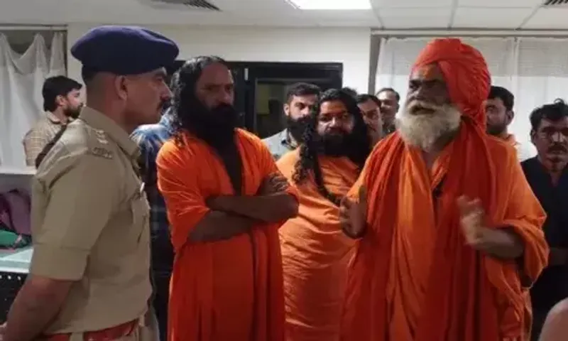 ગિરનાર પીઠાધીશ્વર જયસીકાનંદ માતાજી પર અજાણ્યા સાધુએ તલવારથી હુમલો કર્યો, ઈન્દ્રભારતી બાપુ પહોંચ્યાં હોસ્પિટલ