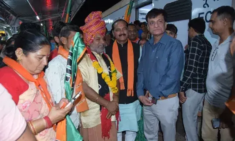 સોમનાથ જઇ રહેલા મૂળ સૌરાષ્ટ્રના તમિલોને સુરેન્દ્રનગર રેલ્વે સ્ટેશન ખાતે આવકારતા ધારાસભ્ય કિરીટસિંહ રાણા