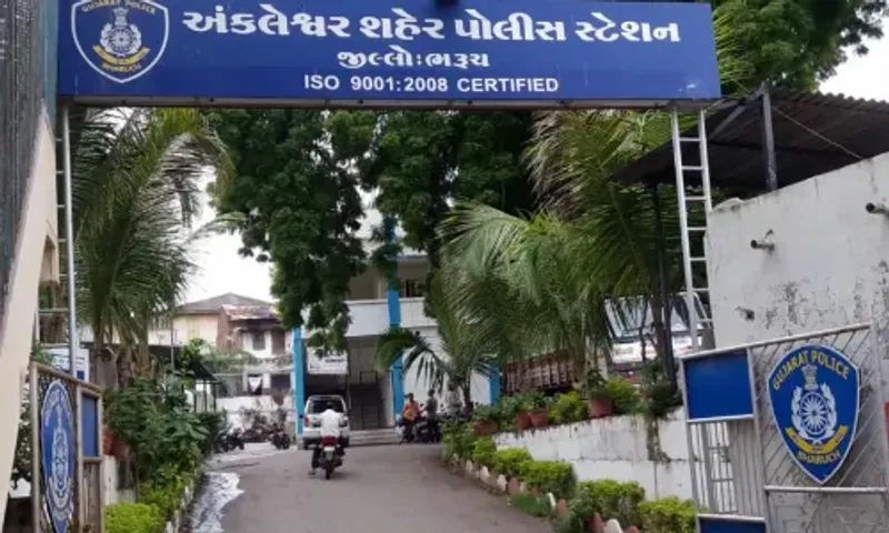 અંકલેશ્વર: રાજપીપળા ચોકડી નજીક સાંઇલોક રેસીડન્સીમાંથી રૂ.1 લાખથી વધુની કિમતનો વિદેશી દારૂનો જથ્થો ઝડપાયો, બુટલેગર વોન્ટેડ