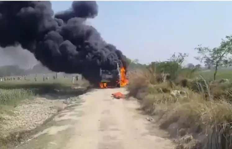 UPના ગાજીપુરમાં લગ્નમાં જઈ રહેલી બસ પર હાઈટેન્શન વાયર પડતા લાગી ભીષણ આગ, 5 લોકોના મોત