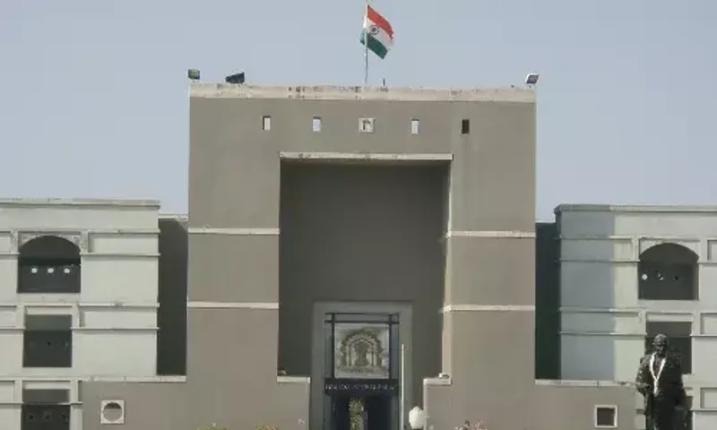 અમદાવાદ : રખડતાં ઢોર મામલે ગુજરાત હાઇકોર્ટનું કડક વલણ, સરકારને કહ્યું : પગલાં માત્ર કાગળ પર કેમ..?