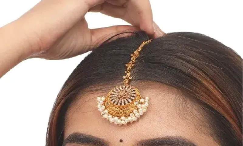 માંગ ટીક્કાની આ અલગ અલગ ડિઝાઇનથી તમે તમારા દુલ્હન લુકને સારો બનાવી શકો છો.