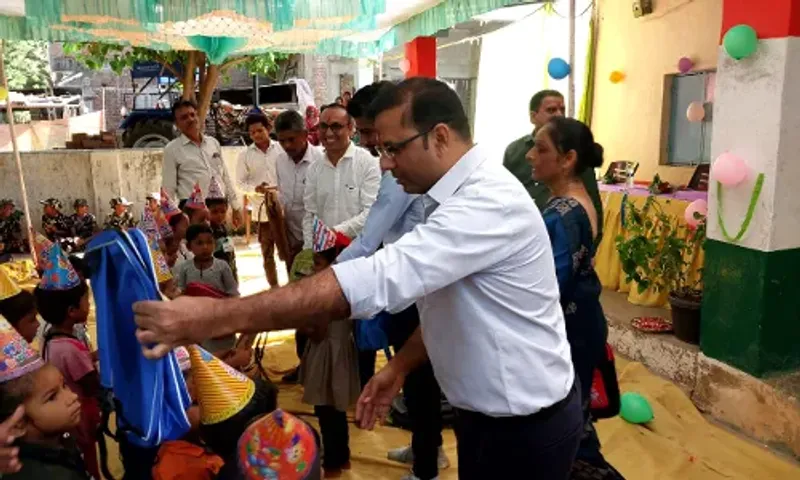 ખેડા : મહેસુલ વિભાગના નાયબ સચિવ એ.કે.ઉપાધ્યાયે બાળકોને ઉમંગભર્યા વાતાવરણમાં કરાવ્યો શાળા પ્રવેશ...