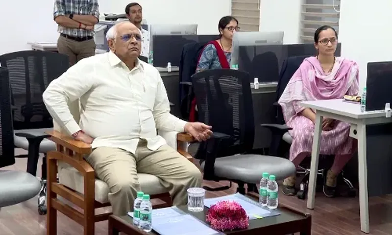 કચ્છ : બિપરજોય વાવાઝોડાના પગલે "CM ડેસ્ક બોર્ડ" થકી મુખ્યમંત્રી ભુપેન્દ્ર પટેલે જનસંવાદ કર્યો.