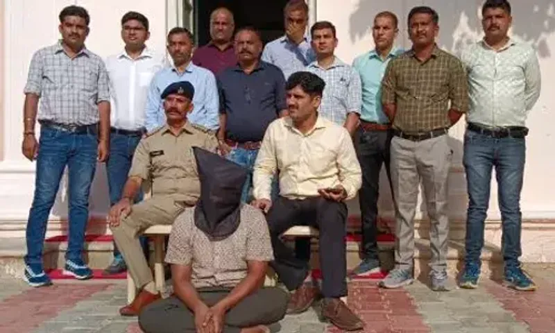 બનાસકાંઠા : પાલનપુરના કંથેરીયા હનુમાન મંદિરે ચોરી કરનાર શખ્સ ઝડપાયો, રૂ. 3.38 લાખનો મુદ્દામાલ જપ્ત...