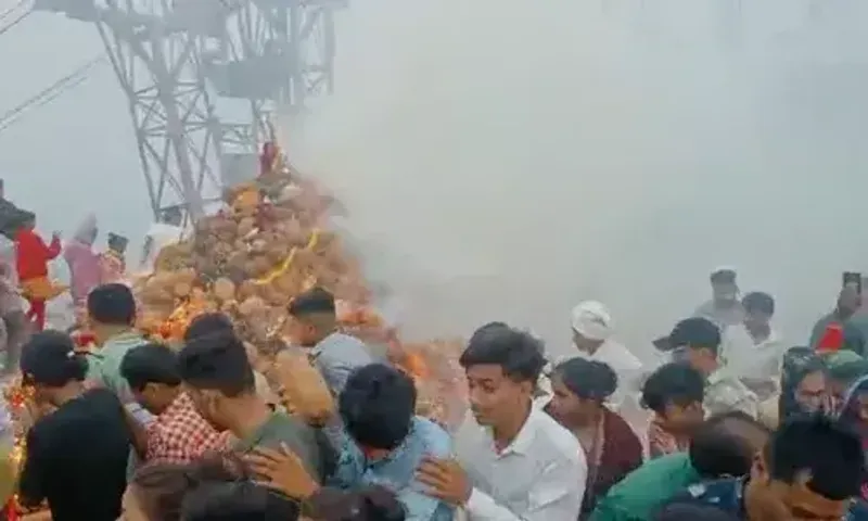 પાવાગઢ ડુંગર પર બિરાજમાન જગત જનની મહાકાળી માતાના મંદિર પરિષદમાં હોળી પ્રગટાવવામાં આવી