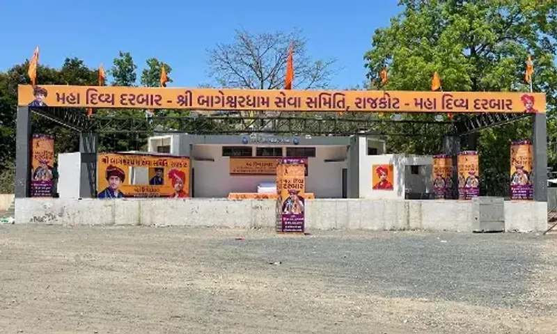 બાબા બાગેશ્વરના આગમન પૂર્વે રાજકોટમાં તડામાર તૈયારીઓ, ઠેર ઠેર બેનરો લાગ્યા...