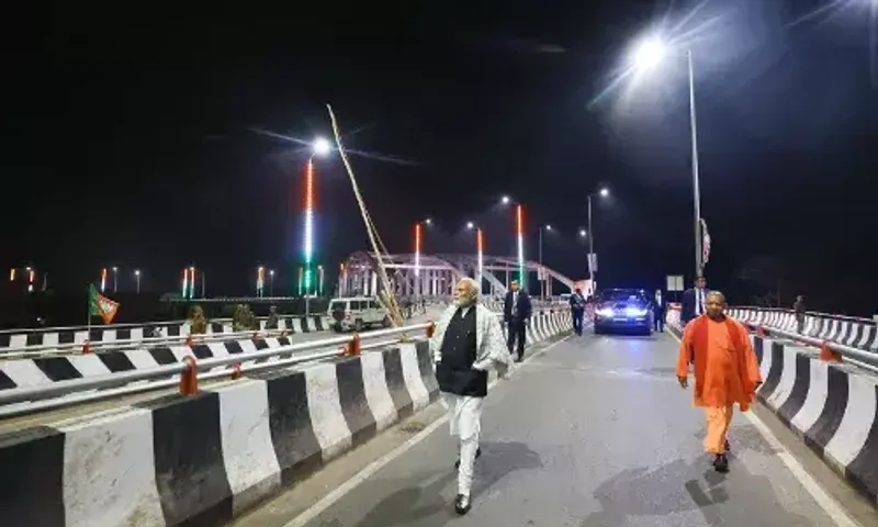 PM મોદીએ વારાણસીના કાશીમાં ફોર લેન બ્રિજનું કર્યું નિરીક્ષણ, સીએમ યોગી આદિત્યનાથ પણ રહ્યા હાજર