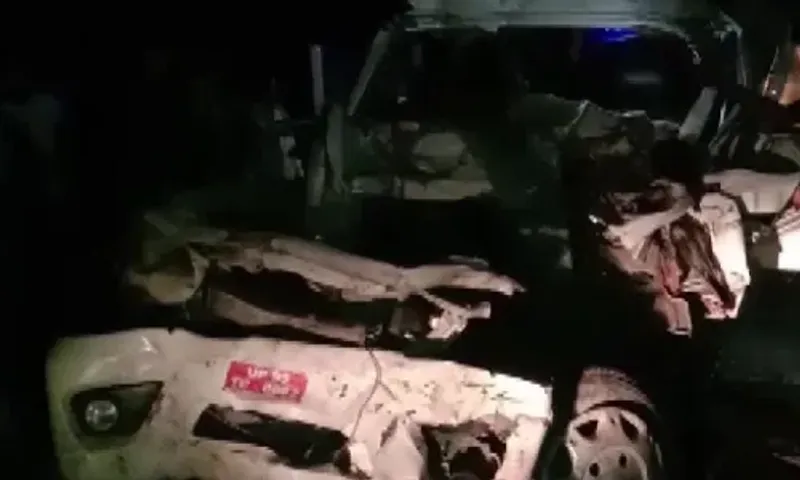 ઉત્તરપ્રદેશ : બાંદા જિલ્લાના પરિયાદાઈ નજીક બોલેરો પાર્ક કરેલી ટ્રક સાથે અથડાઈ, 7 લોકોના મોત