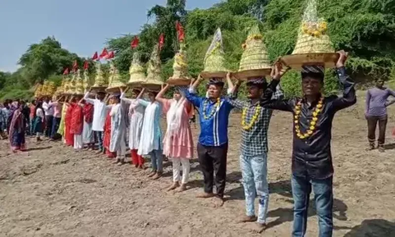 ભરૂચ : આહીર સમાજ દ્વારા જૂના તવરા ગામે યોજાય જવારા વિસર્જન યાત્રા, માઁ નમદાના નીરમાં કરાયું જવારા વિસર્જન