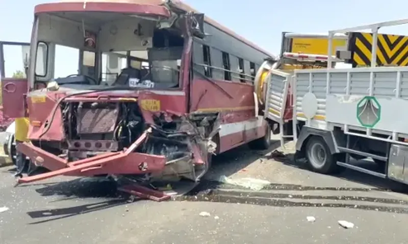 વડોદરા-હાલોલ રોડ પર એસટી બસ અને હાઇવે ઓથોરીટીના વાહન વચ્ચે ગમખ્વાર અકસ્માત