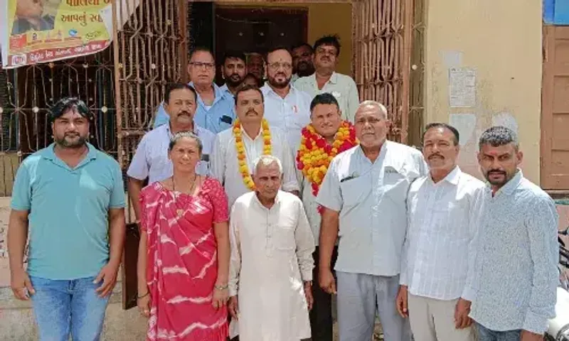 ભરૂચ : ઝઘડીયાના ઉમલ્લા ગ્રામ પંચાયતના તલાટીની ફરજબદલી થતાં વિદાય સમારંભ યોજાયો...