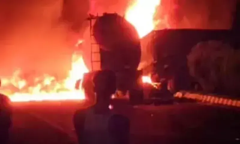 બનાસકાંઠા : ડીસા પાલનપુર હાઇવે પર કેમિકલ ભરેલા ટેન્કર અને ડમ્પર વચ્ચે સર્જાયો ભયાનક અકસ્માત