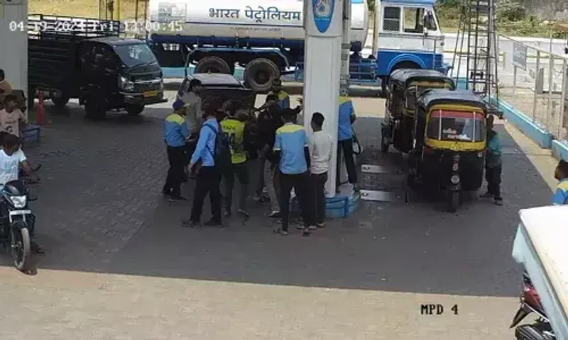 ભરૂચ: પેટ્રોલપંપ પર કાર ચાલક અને કર્મચારી વચ્ચે મારામારી, ઘટના CCTVમાં થઈ કેદ