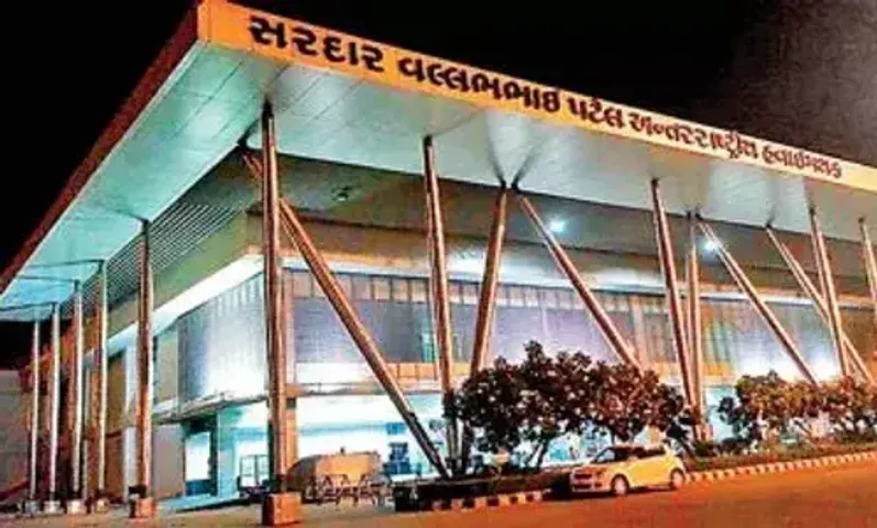 અમદાવાદ એરપોર્ટને બોમ્બથી ઉડાવી દેવાની મળી ધમકી, મુસાફરોનું સઘન ચેકિંગ શરૂ કરાયું