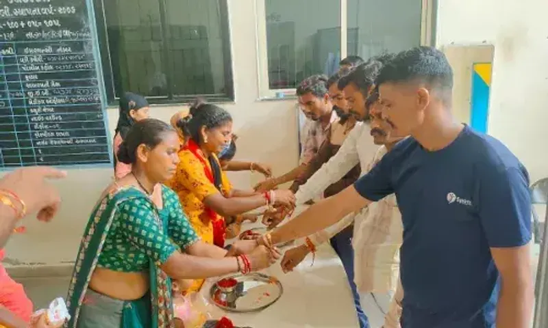 અરવલ્લી : મોડાસા સબજેલમાં સજા ભોગવી રહેલા બંદીવાન ભાઈઓને પોતાની બહેનોએ રાખડી બાંધી કરી રક્ષાબંધનની ઉજવણી...