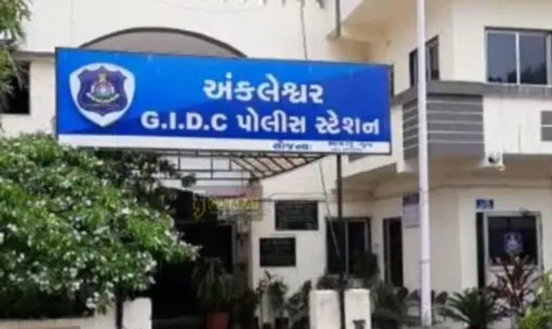અંકલેશ્વર: કોસમડીની સન ફ્લોરા સોસાયટીમાંથી વિદેશી દારૂના જથ્થા સાથે બુટલેગર ઝડપાયો