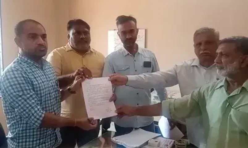 ભરૂચ: એસ.ટી.વિભાગના વિવિધ પ્રશ્નો બાબતે વેપારીઓ અને વિદ્યાર્થીઓ દ્વારા પાઠવાયું આવેદનપત્ર