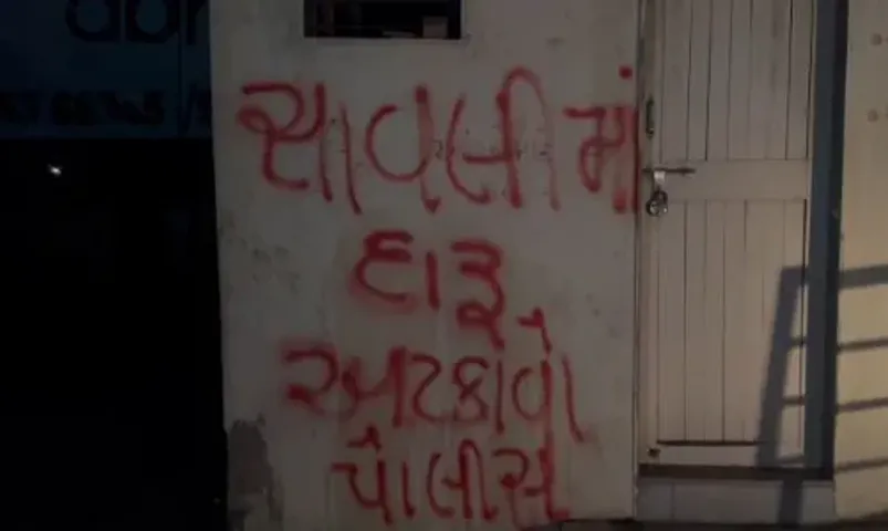 વડોદરા : દારૂની લેરમછેલ સામે લોકોમાં પોલીસ વિરુદ્ધ આક્રોશનો ઉકળતો ચરૂ, સાવલીમાં દીવાલો પર લખાયા પોલીસ વિરુદ્ધ સૂત્રો.
