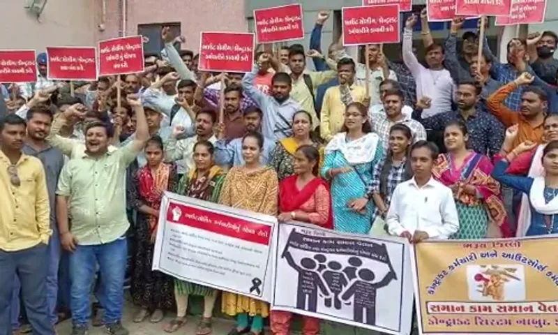 ભરૂચ: કરાર આઉટ સોર્સિંગ રોજમદાર મહાસંઘ દ્વારા પડતર પ્રશ્ને કલેક્ટરને પાઠવાયુ આવેદનપત્ર