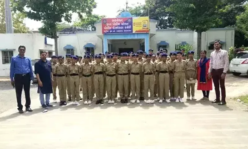 ભરૂચ : પાનોલીની ધી સાર્વજનિક હાઈસ્કૂલના વિદ્યાર્થીઓ તાલુકા પોલીસ મથકની મુલાકાતે, પોલીસની કામગીરીથી વાકેફ કરાયા