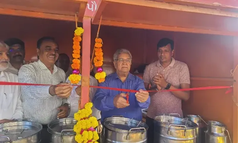 વલસાડ : વાપીથી શ્રમિક અન્નપૂર્ણા યોજનાનો રાજ્ય નાણાંમંત્રી કનુ દેસાઇના હસ્‍તે શુભારંભ કરાયો