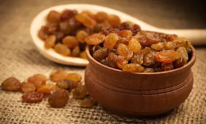 કિસમિસનું પાણી પીવાથી મળે છે અદ્ભુત ફાયદા, જાણો કઈ સમસ્યાઓ કરી શકાય છે દૂર