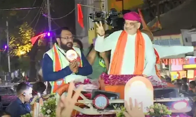 વડોદરામાં અમિત શાહનો મેગા શો: શાહનું રાસ ગરબા અને ફુગ્ગા છોડી સ્વાગત કરાયું