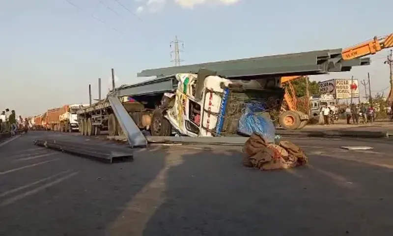 અંકલેશ્વર રાજપીપલા ચોકડી નજીક સર્જાયો ભયજનક અકસ્માત, ડ્રાઈવરનો આબાદ બચાવ