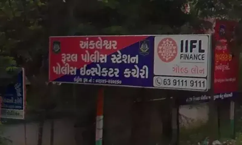 અંકલેશ્વર: નાંગલ ગામના બસ સ્ટેન્ડ નજીકથી વિદેશી દારૂ ભરેલ કાર સાથે બુટલેગરની પોલીસે કરી ધરપકડ