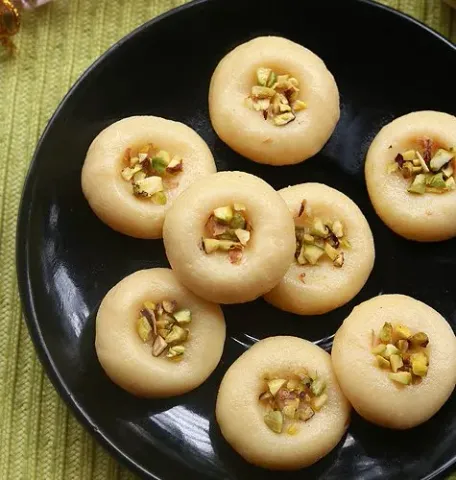 નવરાત્રીના ત્રીજા દિવસે માતા ચંદ્રઘંટાને પ્રસન્ન કરવા, દૂધથી બનેલી મીઠાઇનો પ્રસાદ અર્પણ કરો