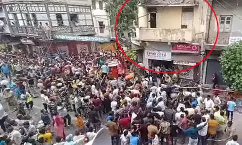 અમદાવાદ : રથયાત્રા દરમ્યાન દરિયાપુરમાં મકાનની બાલ્કની ધરાશાયી થતાં 3 બાળક સહિત 8 લોકોને ઈજા...