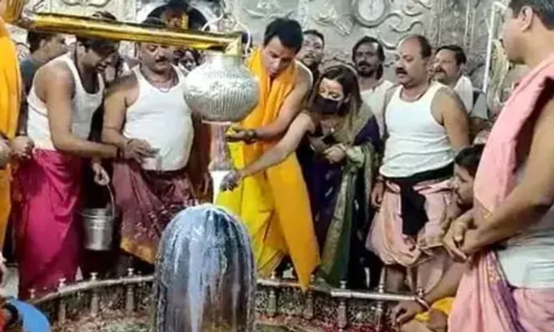 સોનુ સૂદ તેની પત્ની સાથે ઉજ્જૈન પહોચી મહાકાલના દર્શન કર્યા ,ચાહકો તેની એક ઝલક મેળવવા ઉત્સુક