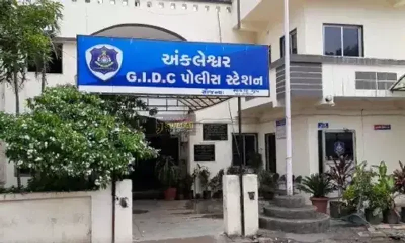 અંકલેશ્વર: GIDCના 500 ક્વાટર વિસ્તારમાંથી વિદેશી દારૂના જથ્થા સાથે બુટલેગરની પોલીસે કરી ધરપકડ