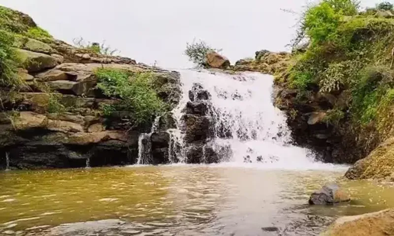 ચોમાસામાં અહીં આવેલો અંધારી ધોધ તમારું મન મોહી લેશે, રજામાં ફરવાનો બનાવો પ્લાન.....