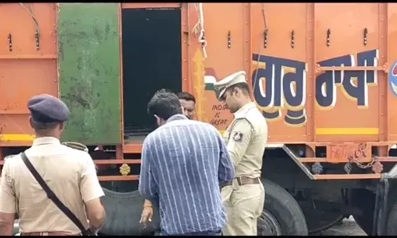 અંકલેશ્વર : ગેરેજમાં સર્વિસ માટે આવેલ પંજાબ પાર્સિંગની ટ્રકમાંથી ક્લીનરનો મૃતદેહ મળી આવ્યો, પોલીસ તપાસ શરૂ...
