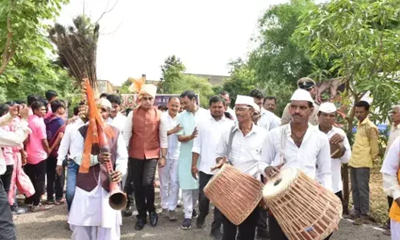 વલસાડ : શિક્ષણ મંત્રી પ્રફુલ પાનસેરીયાની ઉપસ્થિતિમાં વિશ્વ આદિવાસી દિવસની શાનદાર ઉજવણી, વિકાસ કાર્યોના ખાતમુહૂર્ત-લોકાર્પણ કરાયા...