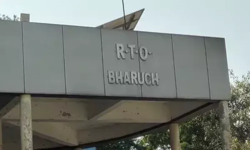 ભરૂચ : RTOમાં સાર્થી પોર્ટલ ઠપ્પ થતાં ઓનલાઈન કામગીરીને અસર, સેંકડો અરજદારો અટવાયા..!