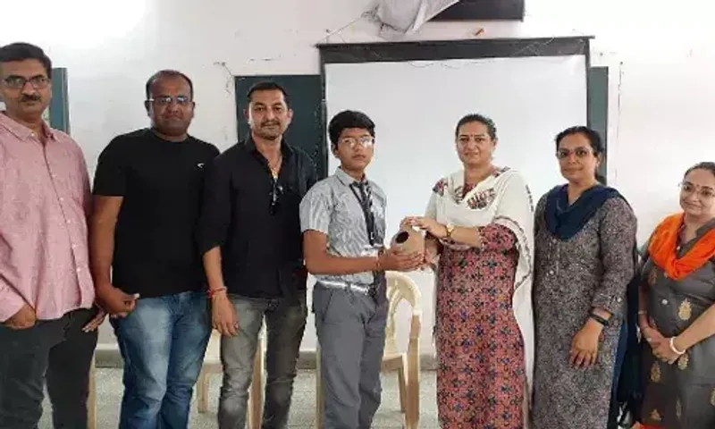 જામનગર : વાઈલ્ડલાઈફ વીક નિમિતે લાખોટા નેચર ક્લબ દ્વારા વિદ્યાર્થીઓને ચકલીના માળાઓનું વિતરણ કરાયું...