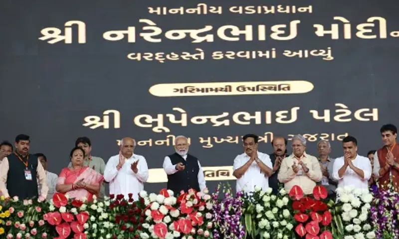 દક્ષિણ ગુજરાતમાં PM મોદીએ 44 હજાર કરોડથી વધુના વિકાસકાર્યોનું લોકાર્પણ અને ખાતમુહૂર્ત કર્યું