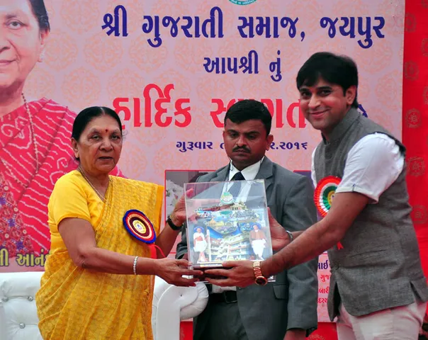 રાજસ્થાનના જયપૂરમાં ભારતીય કિસાન સંઘ આયોજિત કિસાન મહાસંમેલનમાં ગુજરાતના કૃષિક્રાંતિના સફળ આયામોનું વિસ્તૃત વિવરણ કરતા મુખ્ય મંત્રી આનંદીબહેન પટેલે.