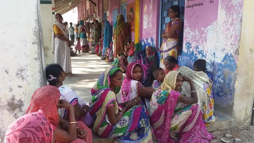 વાગરાના સુવા ગામે મતદાન માટેની લાંબી કતાર છતાં મહિલાઓએ મતાધિકારનો કર્યો ઉપયોગ