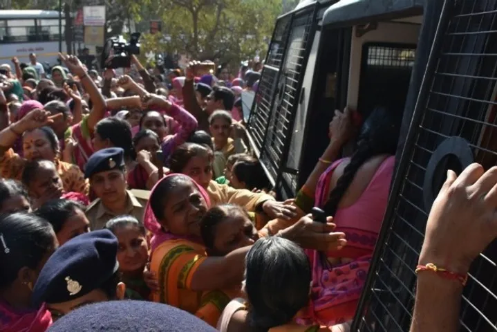 રાજકોટમાં સીએમના ઘર પાસે ધરણા કરવા જતા પોલીસે આંગણવાડી બહેનોની અટકાયત કરી