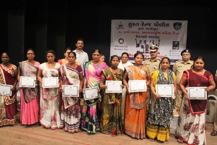 આંતરરાષ્ટ્રીય મહિલા દિનની  ઉજવણીમાં 10 બહેનોએ દારૂનો વ્યવસાય છોડીને નવો રોજગાર અપનાવ્યો