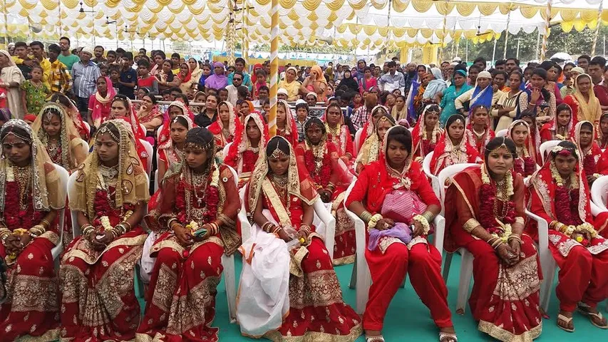 કરજણ તાલુકાના મોટી કોરલ ખાતે 13માં સર્વ ધર્મ સમુહ લગ્નોત્સવમાં 37 યુગલો લગ્ન ગ્રંથી થી જોડાયા