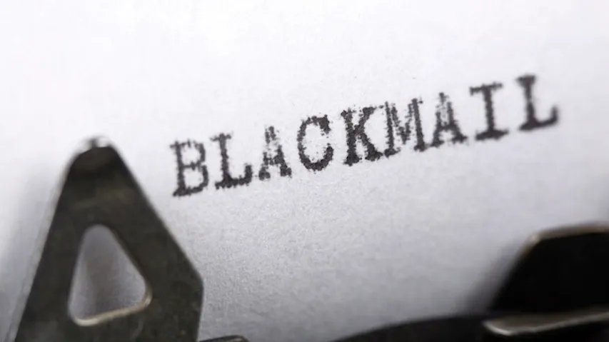 ખેડુતને તેઓની પત્નીનો અશ્લીલ વિડીયો બતાવી બ્લેકમેઈલ કરતા પોલીસ કર્મી સામે નોંધાઈ ફરિયાદ